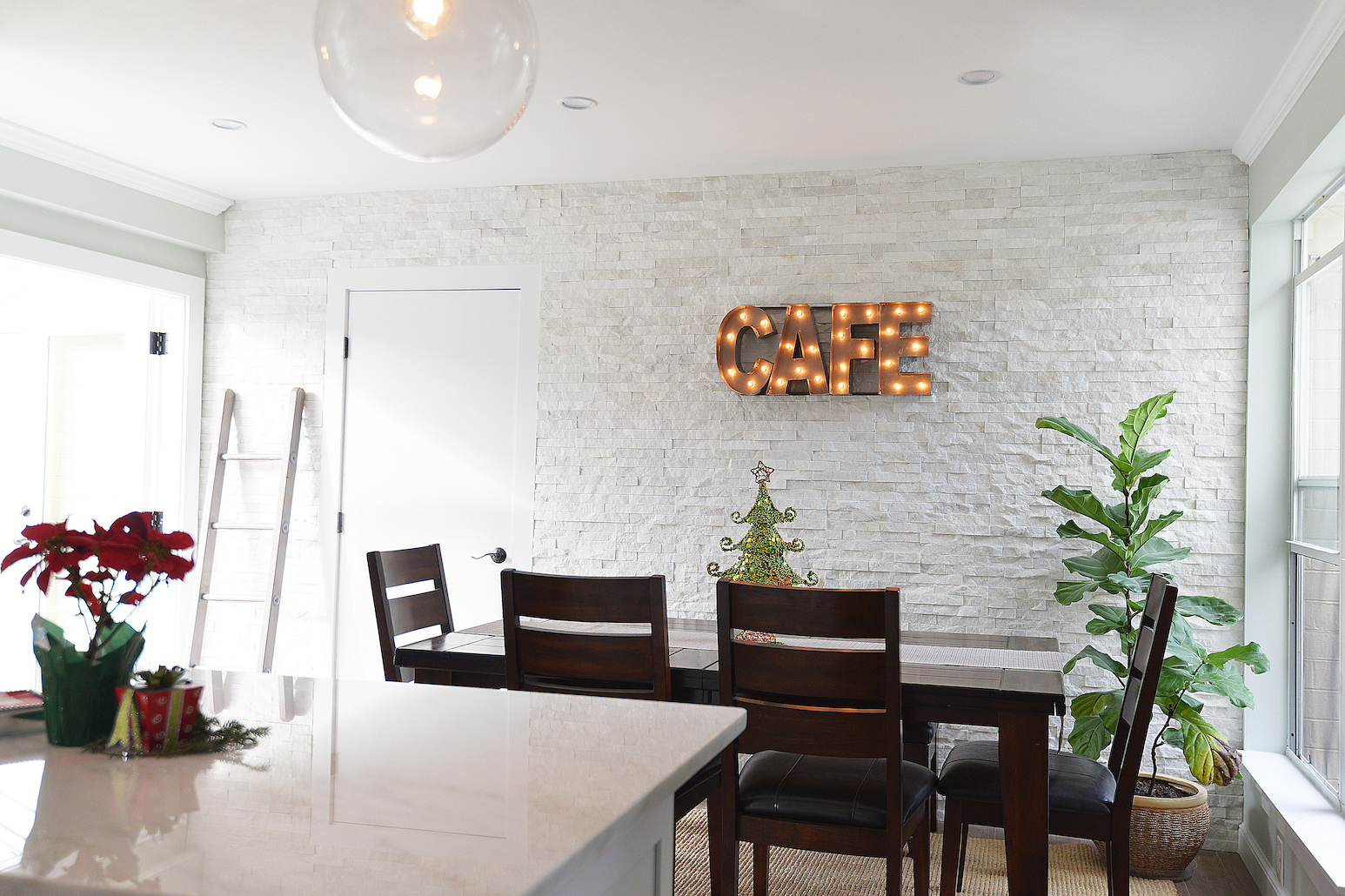 White Quartz Stone Veneer Cafe Wall in Orlando, FL