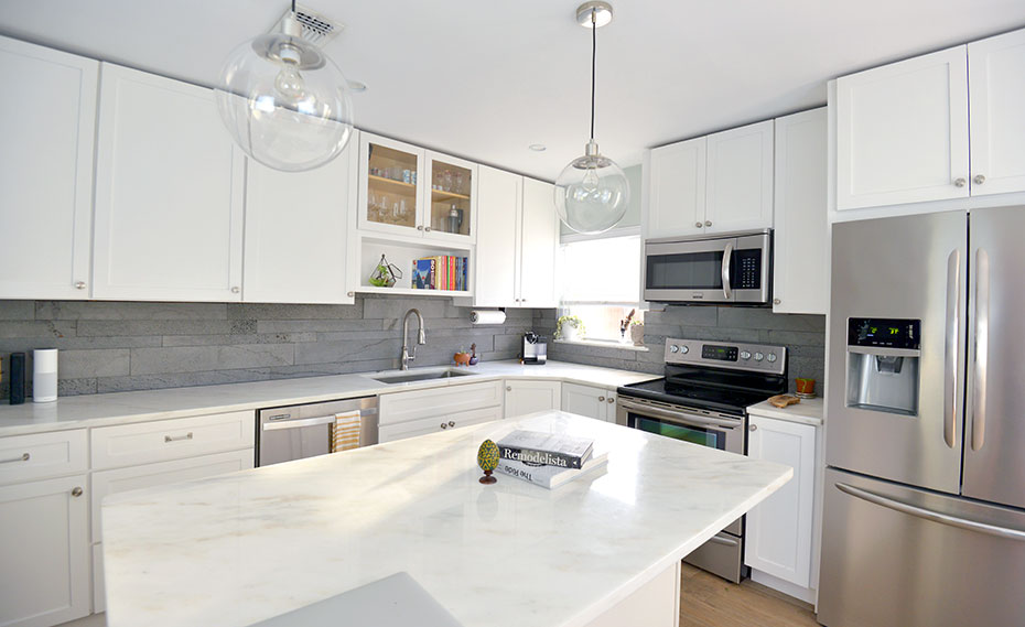 Norstone Lavastone Strip Veneer Planks Used on a Kitchen Backplash in Orlando Florida